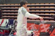 华体会体育-好久不见！郭艾伦在广州男篮主场观战 并为球迷签名